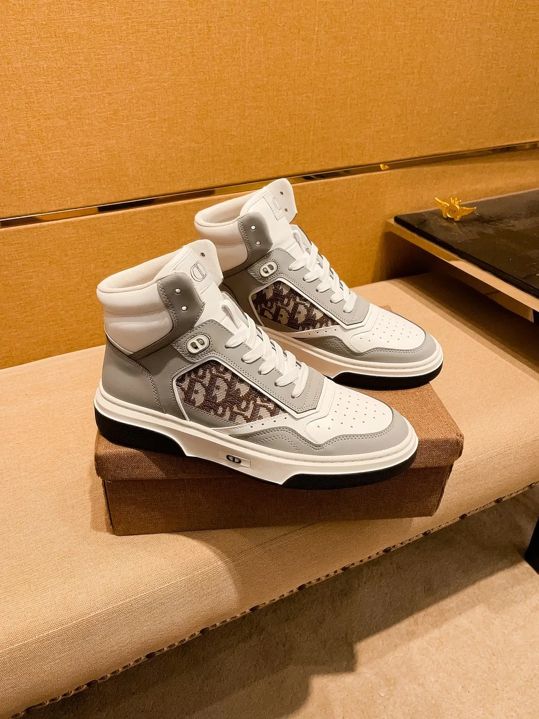Men's shoes💰 480💰[Dior]🔥 High-end men's shoes brand official website 1:1 latest masterpiece: the upper is made of Italian imported first-layer cowhide with a comfortable and breathable lining➕original non-slip and wear-resistant outsole🔥, making walking more convenient and comfortable! An exclusive new model, a stunning work, a beautiful 1:1 replica [color] compared to the official quality! Create a fashionable personality to set off your uniqueness! A must-have for trendy men! Classic 🔥Size: 38-44 Color: 🔥 3⃣️colors available🔥.